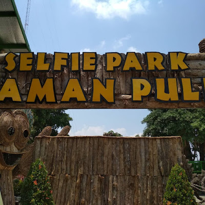 Selfie Park Taman Pule : Gerbang Masuk
