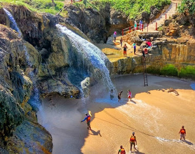 Spot Air Terjun Pantai Banyu Tibo