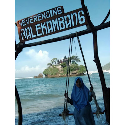 Gambar Ayunan Pantai Balekambang Jawa Timur