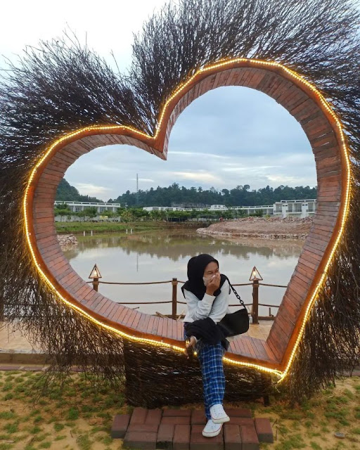 angkringan tepi danau