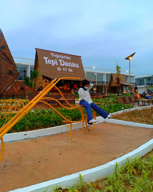 cafe angkringan tepi danau batam