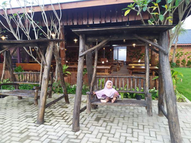spot foto bambu ungu resto