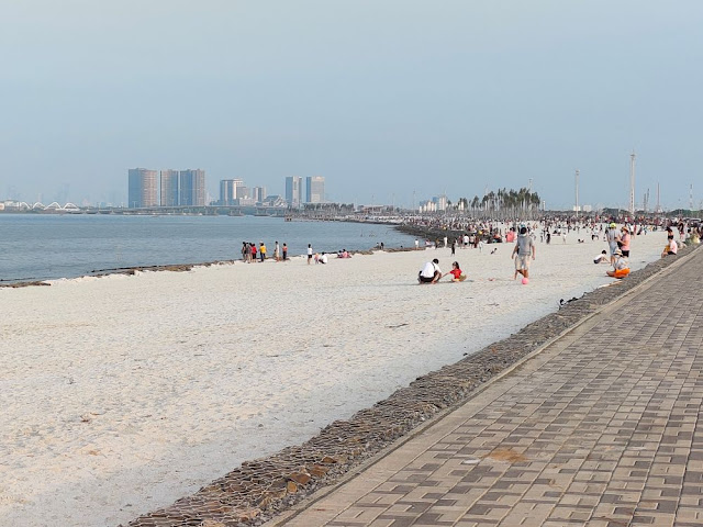 suasana pantai pasir putih pik 2 foto