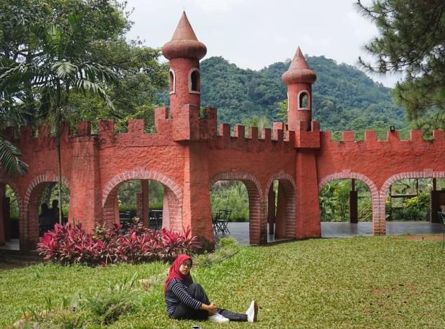 Kastil Bukit Baros Sukabumi