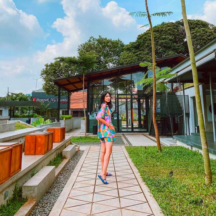 titik temu coffee raisa